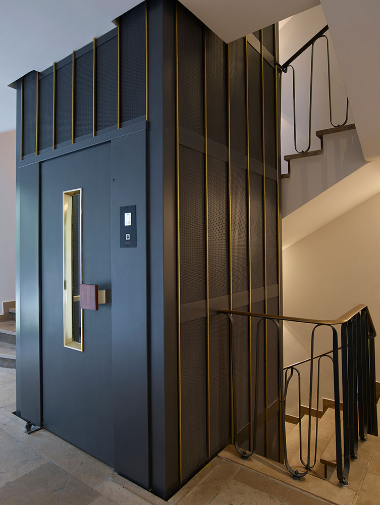 Personenaufzug edles Design Treppenhaus
